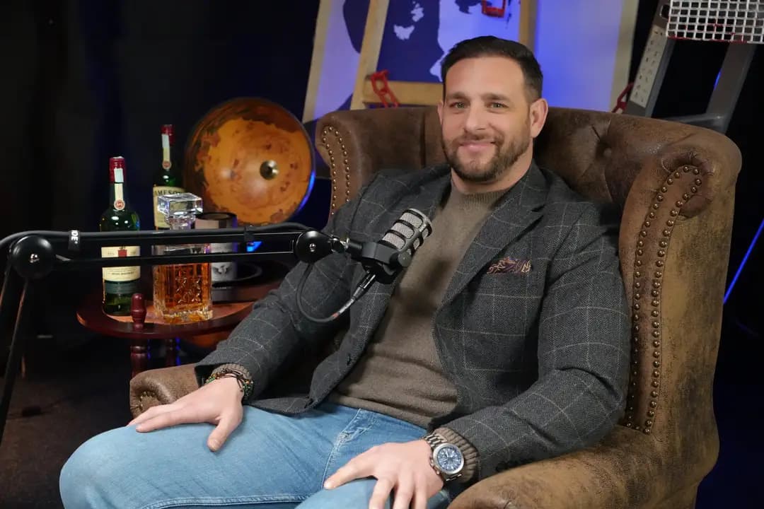 Gungl László a Melóshowk stúdiójában, mikrofon előtt